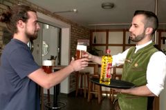 Za pivo platí zákazníci olejem. Mnichovská pivnice neměla na čem smažit řízky
