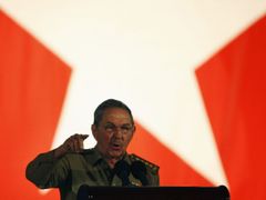 Řízení státu po Fidelovi převzal jeho mladší bratr Raúl, který vede politiku 