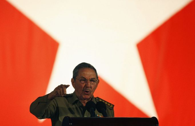 Kubánský prezident Raúl Castro promlouvá v Santiago de Cuba během oslav padesátého výročí revoluce