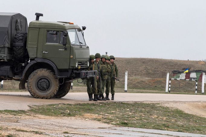 Ruští vojáci hru ukrajinských protějšků pozorují. Belbek, 4. března 2014.