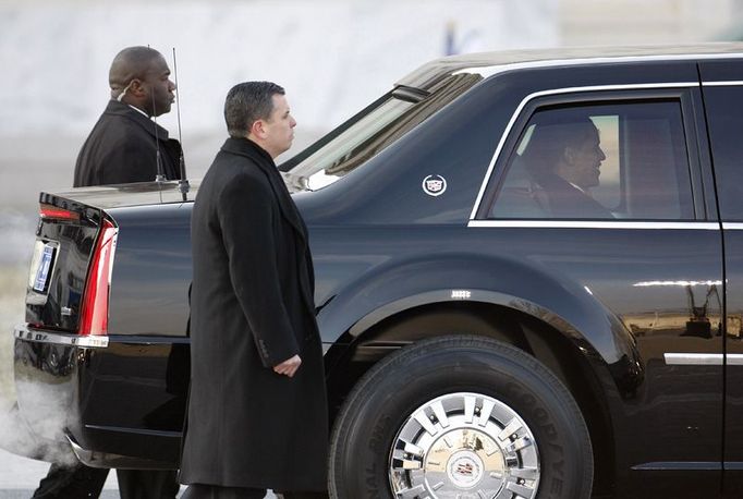 Na cestě z Kapitolu do Bílého domu. S přibližně hodinovým zpožděním vyjel nový prezident na cestu lemovanou stovkami tisíc lidí po Pennsylvania Avenue.