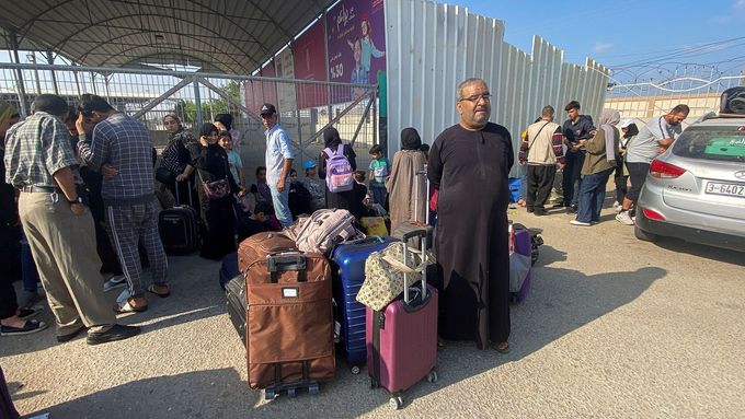 Palestinci s dvojím občanstvím čekají u přechodu Rafáh do Egypta.
