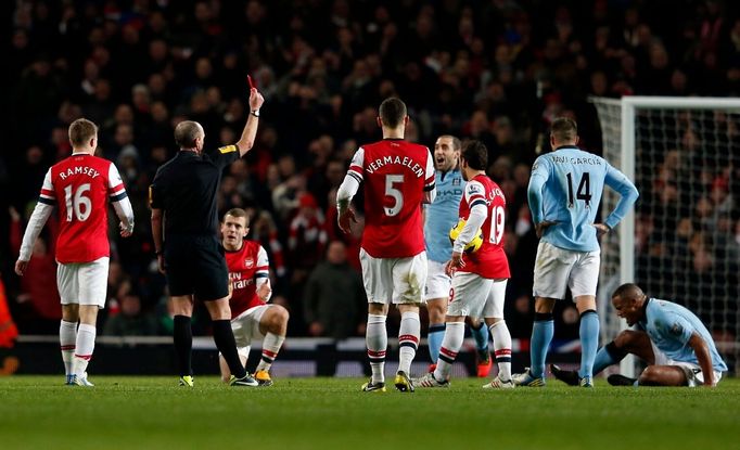 Patnáct minut před koncem se síly na hřišti vyrovnaly, červenou dostal tentokrát sudí Mike Dean vytáhl na Vincenta Kompanyho z City (na zemi).