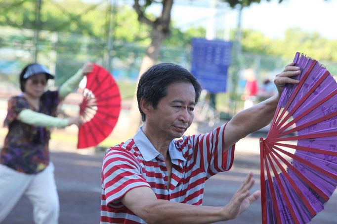 Tai-chi je možné cvičit i s vějíři. V tomto případě jde spíš o obřadnou formu, která se používá při různých slavnostech