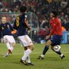 Iniesta střílí druhý gól Španělska do sítě Chile