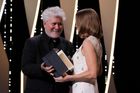 Španělský režisér Pedro Almodóvar předává Jodie Fosterové čestnou Zlatou palmu za celoživotní přínos kinematografii.