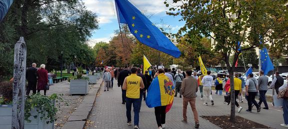 Účastníci pochodu na podporu současné vládnoucí strany PAS. Kišiněv, 26. září 2025.