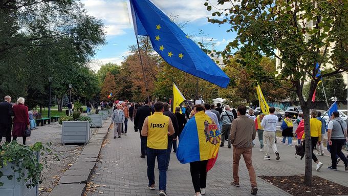 Účastníci pochodu na podporu současné vládnoucí strany PAS. Kišiněv, 26. září 2025.