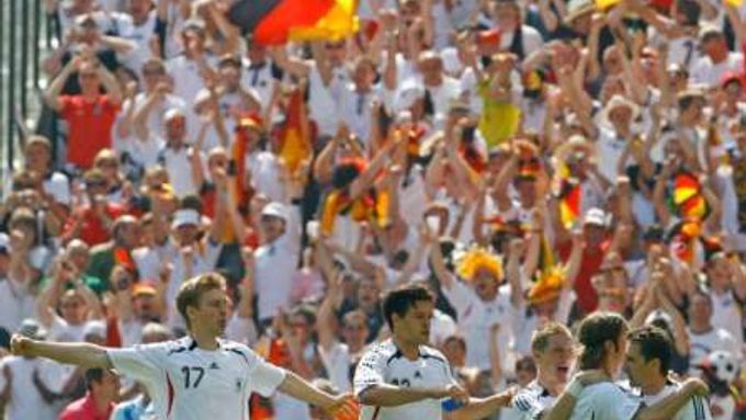 Němečtí hráči a eanoušci slaví gól proti Ekvádoru.