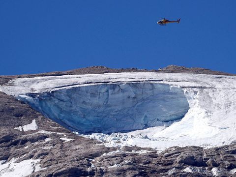 Sesuv ledovce v Itálii má dvě oběti z Česka. Po dalších lidech záchranáři pátrají