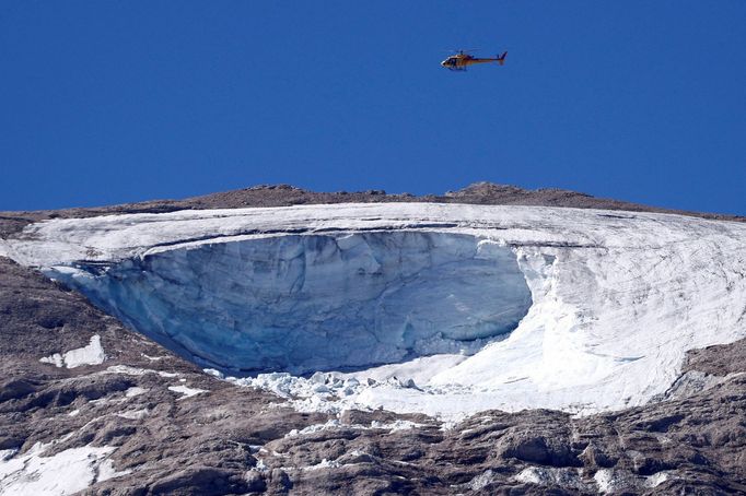 Záchranáři dál pátrají po možných obětech zřícení ledovce na hoře Marmolada v italských Dolomitech.