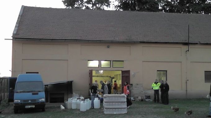 Karlovarští kriminalisté včera odhalili poblíž Plesné nelegální stáčírnu alkoholu. Na místě zadrželi tři cizince.