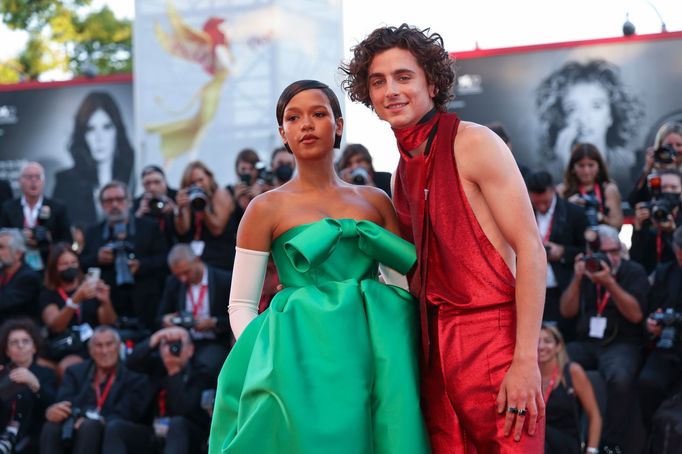 Taylor Russellová a Timothée Chalamet na benátském festivalu.