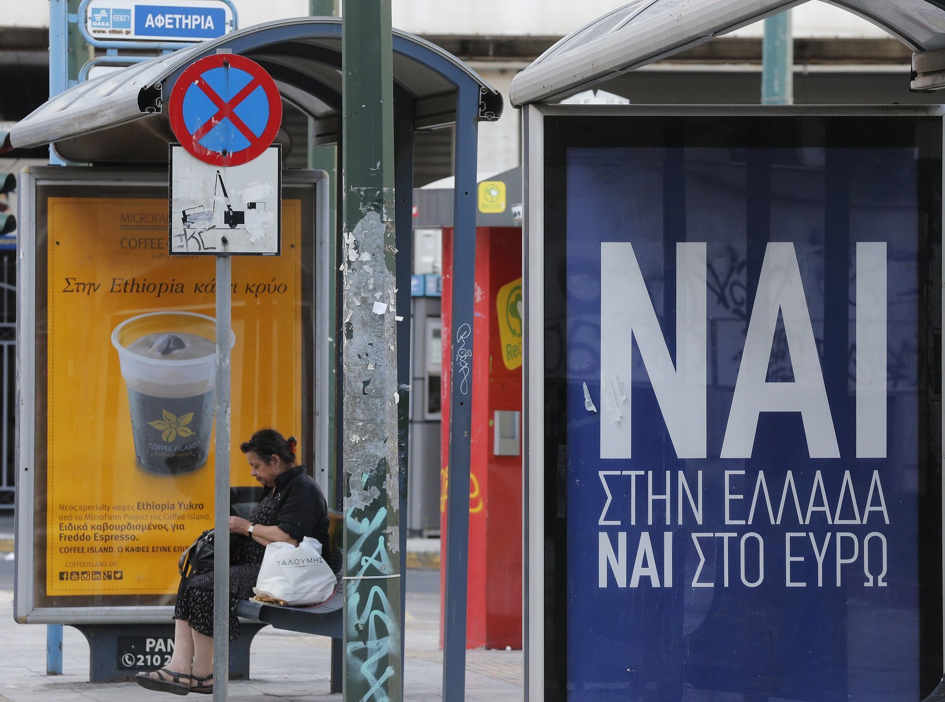 Plakáty propagující ano v nedělním referendu zaplavily i aténské zastávky autobusů.