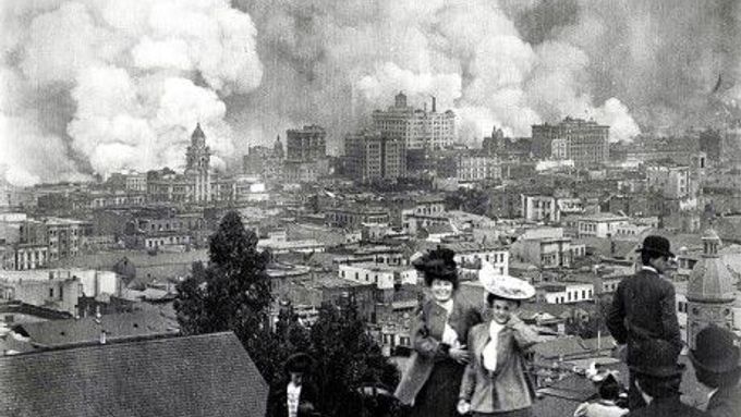 V roce 1906 ppostihlo San Fransisco silné zemětřesení. Následující požár zničil takřka celé město.