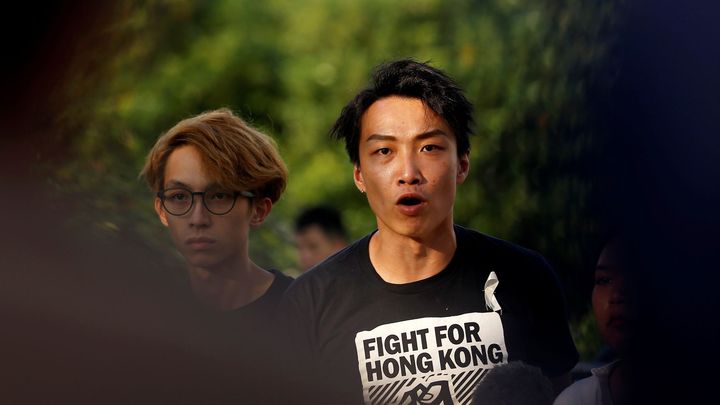 Už dvakrát ho brutálně napadli. Kdo je mladý vůdce protestů v Hongkongu