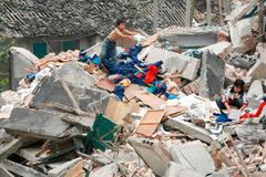 Zemětřesení v Číně má 600 obětí. Chybí těžká technika
