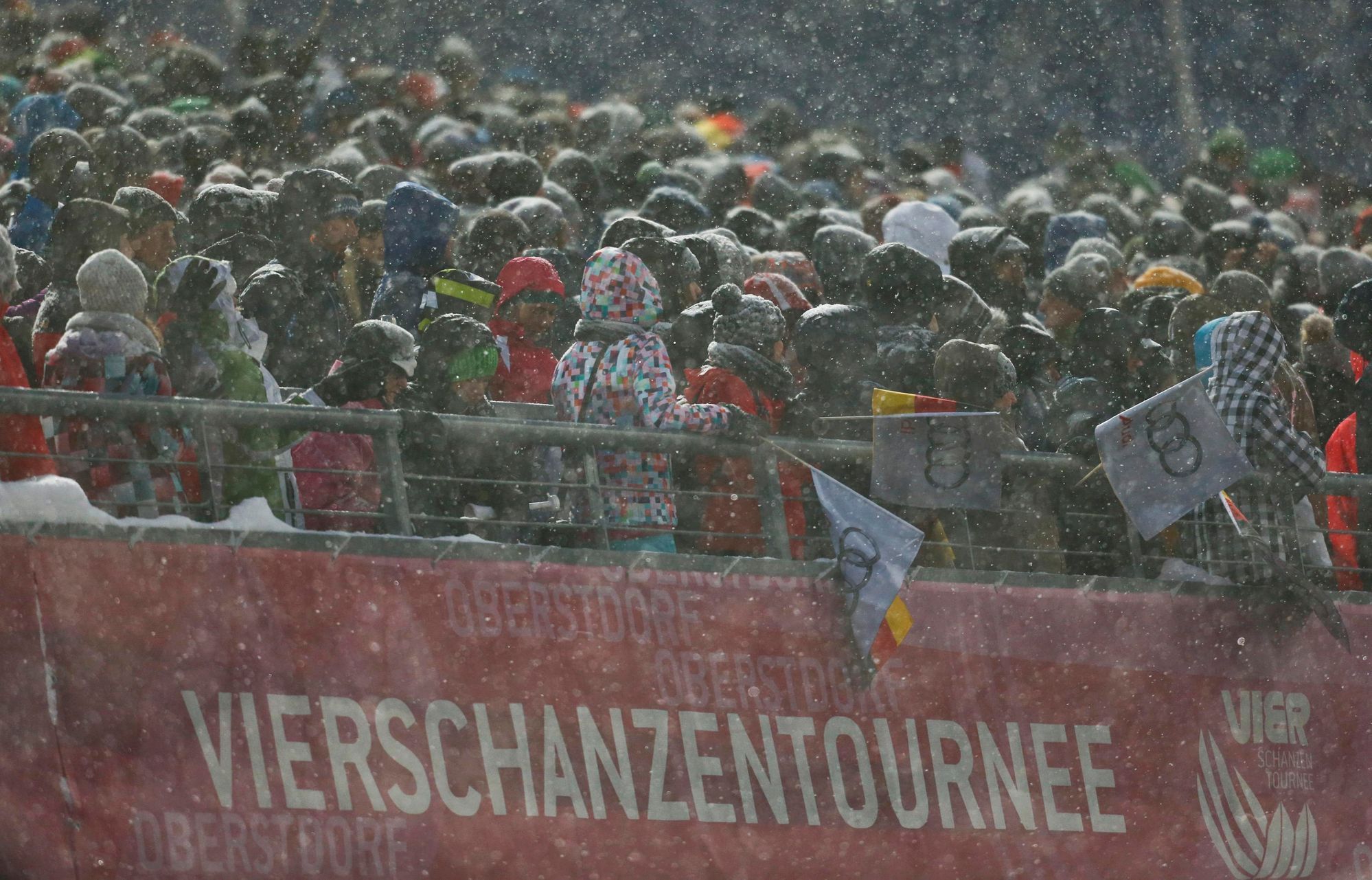 Turné 4M, Oberstdorf: fanoušci ve sněhové vánici