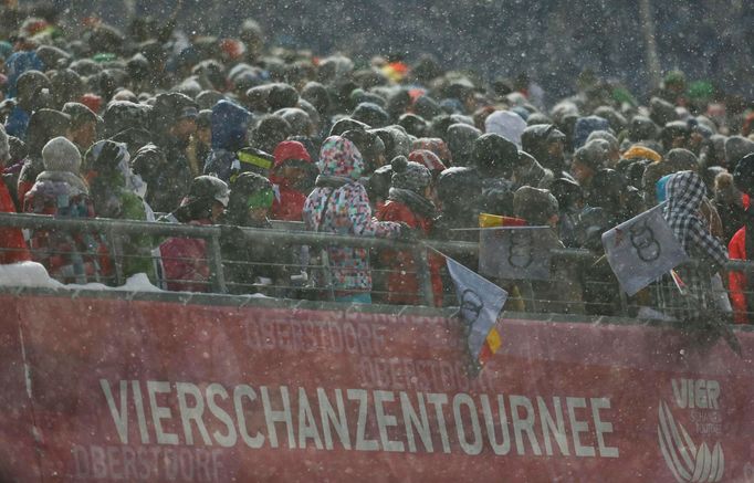 Turné 4M, Oberstdorf: fanoušci ve sněhové vánici