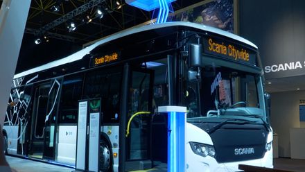 VIDEO: Scania představila nový autobus. Uvnitř má potahy z losa