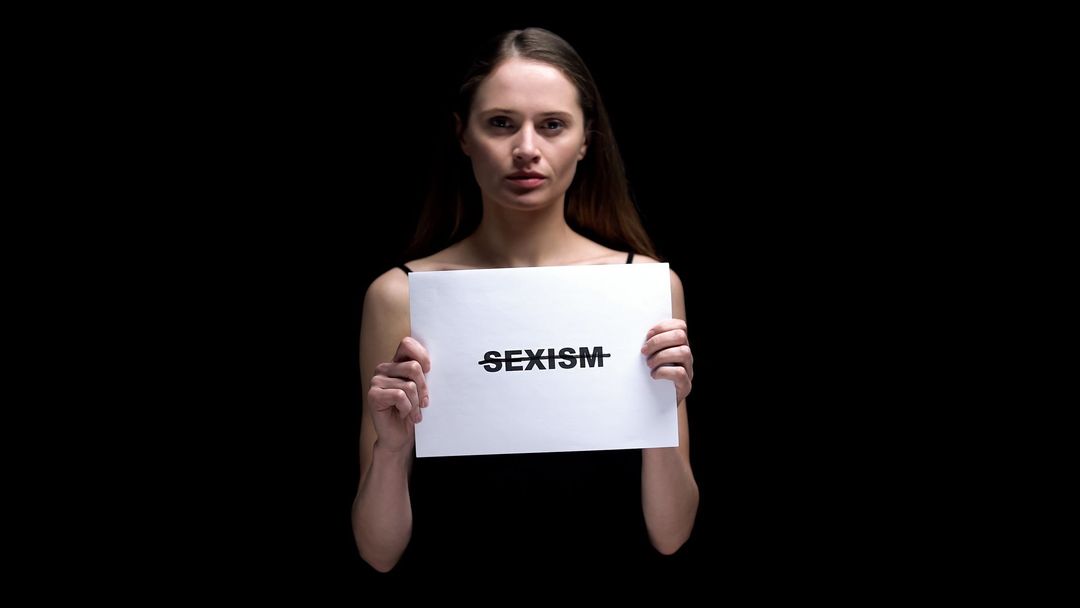 Čtveřice studentek se snaží šířit osvětu o tom, které projevy na internetu jsou sexistické.