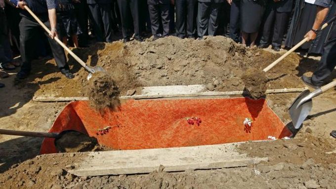 Pohřeb poslední z obětí střelců, pětačtyřicetileté Marie Baloghové. Byla zavražděna na východě Maďarska na začátku srpna.