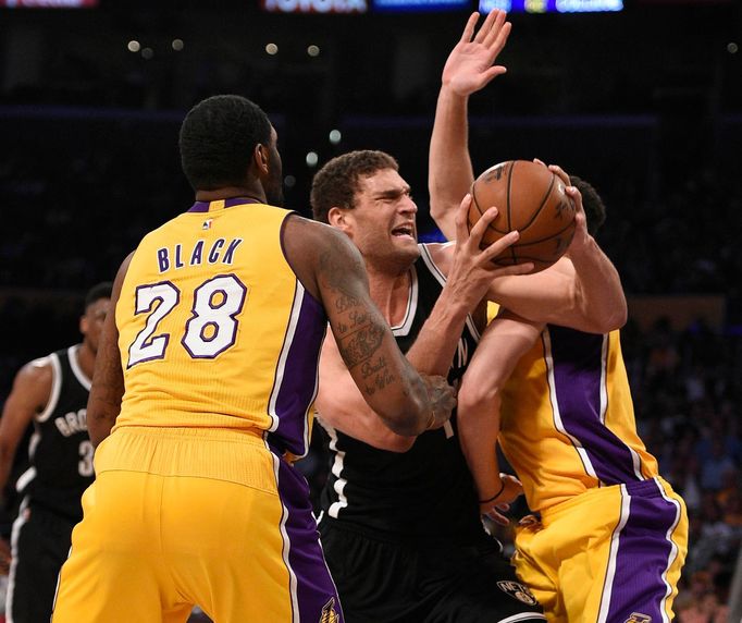 NBA: Brooklyn Nets vs. Los Angeles Lakers (Tarik Black (28) a Larry Nance Jr)