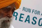 Nejstarší maratonec, bitský Ind Fauja Singh, se v neděli na desetikilometrové trati v rámci Hongkongského maratonu rozloučil se závody