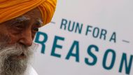 Nejstarší maratonec, bitský Ind Fauja Singh, se v neděli na desetikilometrové trati v rámci Hongkongského maratonu rozloučil se závody