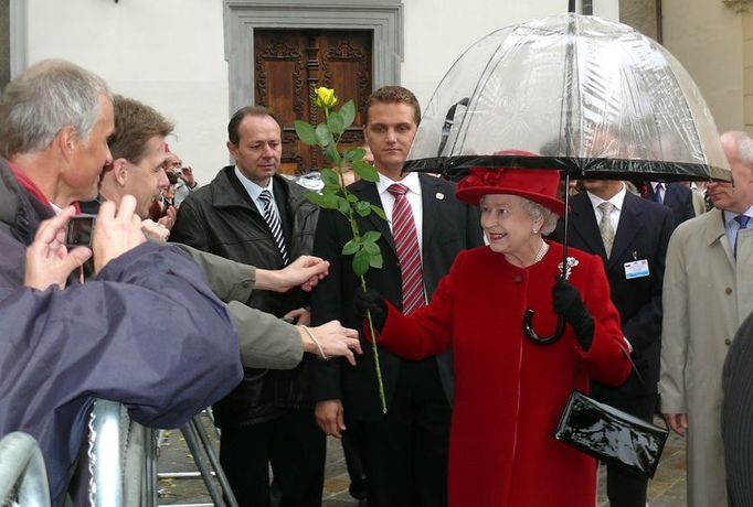 I růži od "těch, co platí daně" si královna vzala.