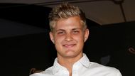 ... jeho parťákem bude nováček, loni šestý muž GP2 Marcus Ericsson. Jeho vlast se tak dočká svého pilota F1 po dlouhých 23 letech. Naposledy měl totiž švédskou vlajku u svého jména Stefan Johansson, který ten rok vystřídal nepovedené vozy AGS a Footwork.