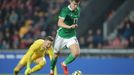 Paddy McNair a Jiří Pavlenka v zápase Česko - Severní Irsko