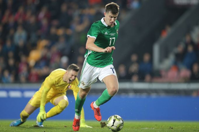 Paddy McNair a Jiří Pavlenka v zápase Česko - Severní Irsko