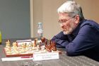 "Hrál jako robot." Zázračný český šachista Rausis podváděl, na záchodě měl mobil