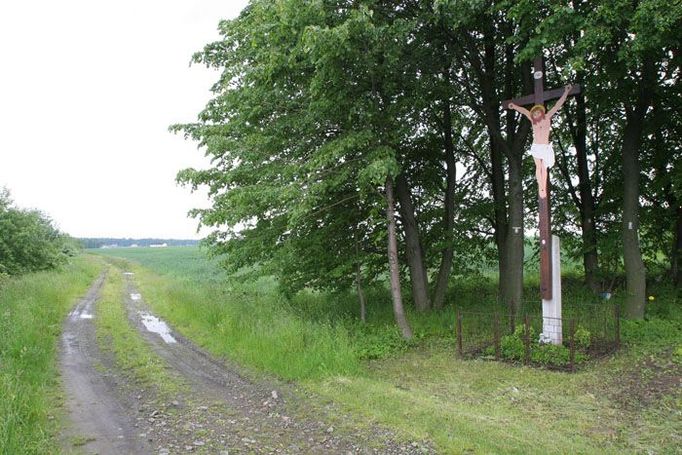 Boží muka v poli. Koncem příštího roku se tu budou vyrábět automobily.