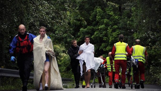 Masakr v Norsku: Panika, mrtví, trosky a chaos