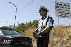 Italská policie zatkla 21 lidí obviněných z obchodu s drogami