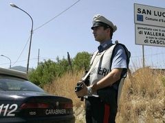 Roční obrat obchodů, který se pohybuje kolem 35 miliard eur, 'Ndranghetu řadí k nejmocnějším mafiím v Evropě. Policista dohlíží na klid ve města San Luca.