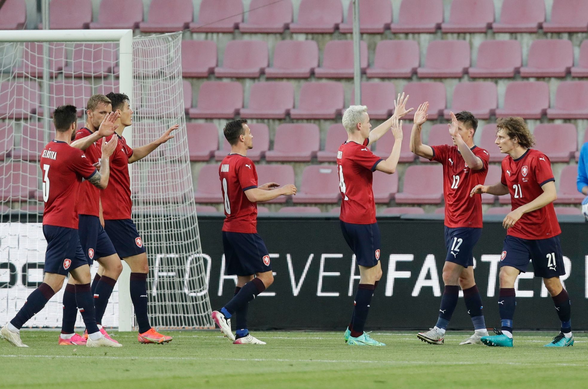 Češi slaví gól na 1:0 v zápase Česko - Albánie