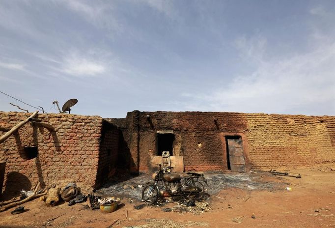 A destroyed motorcycle is seen in an area where heavy fighting took place between Malian soldiers and Islamist rebels in the recently liberated town of Konna January 26, 2013. REUTERS/Eric Gaillard (MALI - Tags: CIVIL UNREST CONFLICT MILITARY) Published: Led. 26, 2013, 2:30 odp.