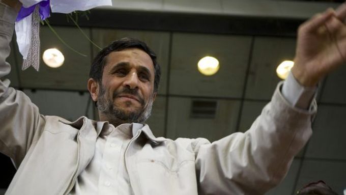 Mahmúd Ahmadínežád na předvolebním mítinku.