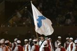 Sportovci z Jižní a Severní Koreje pod společnou vlajkou na závěrečném ceremoniálu Asijských her v katarském Dauhá.