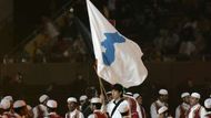 Sportovci z Jižní a Severní Koreje pod společnou vlajkou na závěrečném ceremoniálu Asijských her v katarském Dauhá.