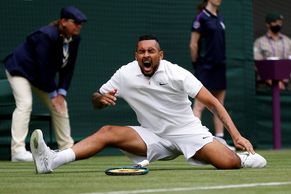 Djokovič se na Wimbledonu málem přetrhl. Ošklivé pády měli i Kyrgios a Murray