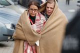 Březen – Dvě šokované ženy zahalené v dekách opouštějí bruselské letiště Zaventem krátce poté, co na něj zaútočili teroristé z tzv. Islámského státu. Záhy nato odpálil jeden z radikálů sebevražednou bombu i v bruselském metru. Útoky v belgické metropoli si vyžádaly nejméně 34 obětí.