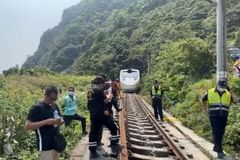 Vlak na Tchaj-wanu narazil do nákladního auta. Souprava vykolejila, zemřelo 50 lidí
