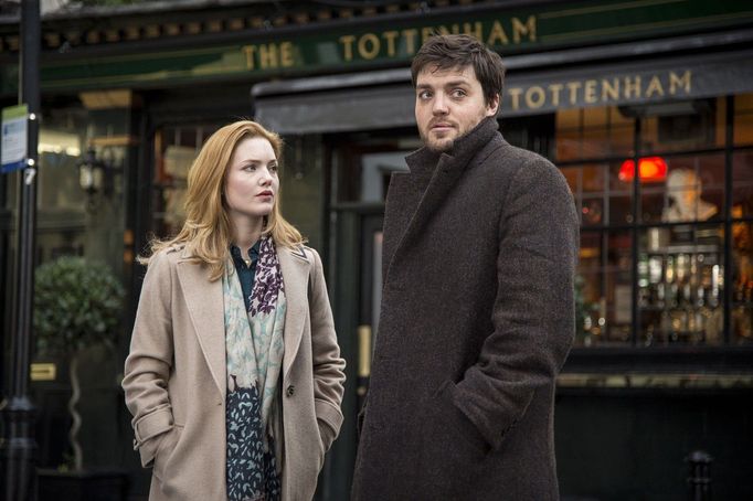 V televizním seriálu C.B. Strike na motivy knih Robin ztvárnila Holliday Grainger, Cormorana hraje Tom Burke.