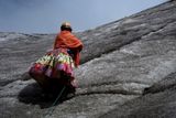 Duben – Vesnická žena v tradičním oděvu stoupá na horu Huyana Potosí v Bolívii.