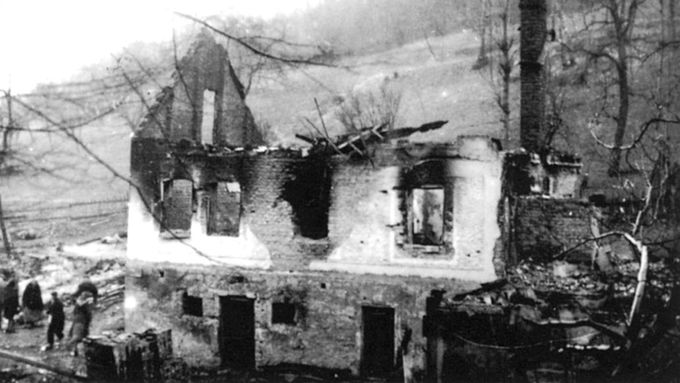 Vypálený Juříčkův mlýn u Leskovce na Vsetínsku, kde rodina Juříčkových skrývala partyzány. V noci na 3. dubna 1945 obklíčila mlýn stovka gestapáků.