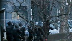 Francouzské ministerstvo vnitra zveřejnilo dosud neznámé záběry z policejního zátahu proti teroristům, kteří zaútočili na redakci Charlie Hebdo.